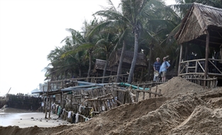 Trong những năm gần đây, do hậu quả của biến đổi khí hậu, khu vực bờ biển Cửa Đại (Thành phố Hội An, tỉnh Quảng Nam) đã bị sạt lở nghiêm trọng, biển xâm thực sâu vào đất liền gây ảnh hưởng đến cuộc sống của người dân và thiệt hại to lớn đến du lịch.
Được sự hỗ trợ của Chính Phủ, tỉnh Quảng Nam đã tổ chức nhiều cuộc hội thảo để đưa ra phương án chống sạt lở bờ biển với sự tham gia của các chuyên gia trong và ngoài nước. Sau khi nghiên cứu khảo sát tại bãi biển Cửa Đại, các chuyên gia đã thống nhất dùng phương án kè mềm chắn sóng chống biển xâm thực của Hà Lan.
Đây là phương pháp dùng những túi địa kỹ thuật và bơm cát vào đó. Mỗi bao chứa cát sẽ có trọng lượng khoảng 300 tấn có chiều dài 20m, cao 5m và được đặt liền nhau cách bờ biển khoảng 50 đến 100 mét. Phương án này đã được thực hiện tại khu nghỉ dưỡng Victoria Hội An và đã cho thấy tính khả thi và khá hiệu quả. Khu nghỉ dưỡng đã hoạt động trở lại và lượng khách du lịch đến nghỉ dưỡng ở đây ngày một tăng.

Hiện nay, phương án kè mềm vẫn đang tiếp tục được thi công tại biển Cửa Đại. Tuy nhiên, đây chỉ là phương án tạm thời vì mỗi túi đựng cát chỉ có độ bền từ 3 đến 5 năm nên tỉnh Quảng Nam vẫn tiếp tục phải tìm giải pháp khắc phục mang tính bền vững, lâu dài ./.
