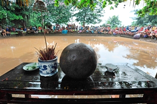 Lễ hội đánh cầu bùn. (Giải Nhì Giải ảnh báo chí Khoảnh Khắc Vàng 03)