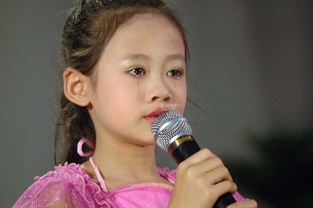 Cháu Huyền Thương kể chuyện Bác Hồ.(Giải nhất ảnh đơn Khoảnh Khắc Vàng 01)