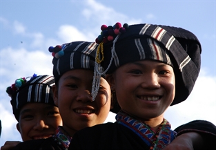 Trẻ em dân tộc Lự chơi Tết. (Giải Ba Giải ảnh báo chí Khoảnh Khắc Vàng 02)