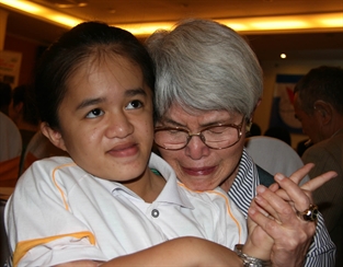 Bà Yunko, nạn nhân bom nguyên tử từ Hirosima - Nhật Bản nghẹn ngào ôm cháu Lê Thị Hà, nạn nhân chất độc da cam/điôxin Việt Nam.