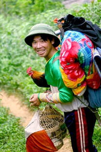 Về bản mới. (Giải Ba Ảnh đơn - Giải ảnh báo chí Khoảnh Khắc Vàng 02)