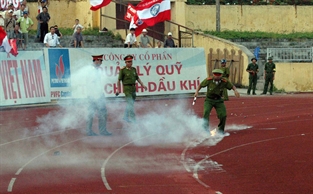 Bạo lực trên sân Vinh. (Giải Ba Nhóm ảnh - Giải ảnh báo chí Khoảnh Khắc Vàng 01)