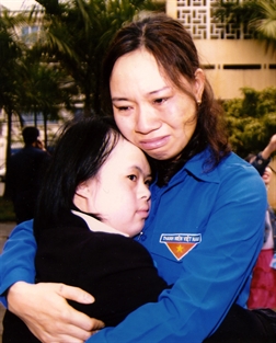 Đừng về mẹ ơi.(Giải Ba Ảnh đơn - Giải ảnh báo chí Khoảnh Khắc Vàng 01)