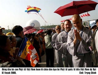 Đại lễ Phật đản LHQ 2008.(Giải Ba Nhóm ảnh - Giải ảnh báo chí Khoảnh Khắc Vàng 01)