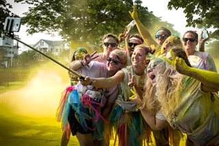 Ảnh chụp các bạn trẻ vui cười tại lễ hội sắc màu 