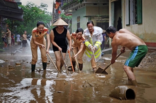 Các chiến sỹ cảnh sát giao thông cùng người dân phường Hồng Hà, thành phố Yên Bái dọn dẹp vệ sinh sau trận lũ ngày 20 tháng 8 năm 2016 vừa qua.