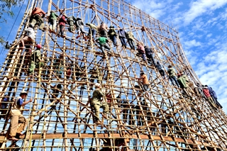 Làm nhà rông của dân tộc Ba Na tại Kon Tum