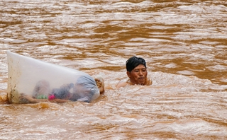 Hành trình đi tìm con chữ của các em học sinh ở bản Huổi Hạ, xã Na Sang, huyện Mường Chà, tỉnh Điện Biên đầy gian nan và nguy hiểm, đặc biệt là trong mùa mưa lũ. Vào mùa mưa lũ, các em phải đánh đu tính mạng bằng cách chui vào túi nilon để người lớn kéo qua con suối Nậm Chim rộng khoảng 40m, nước chảy xiết, sau đó là hành trình đi bộ gần 20km leo núi, băng đồi để đến trường.