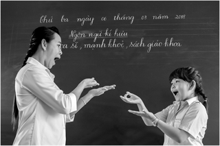 Trường nuôi dạy trẻ khuyết tật Cà Mau Giờ học của các em khiếm thanh, khiếm tật nghe. Địa chỉ: 208 ấp Cây Trâm, xã Định Bình – Thành phố Cà Mau – Cà Mau