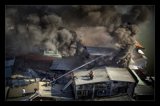 chiến sĩ phòng cháy chữa cháy công an tỉnh vĩnh long tham gia chữa cháy tại khu dân cư phường 8 tp Vĩnh long t2 -2018