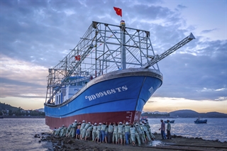 Ảnh chụp con tàu composite công suất 800CV của ngư dân Bình Định được đóng tại Nha Trang theo chương trình hỗ trợ ngư dân đánh bắt xa bờ, bảo vệ chủ quyền biển đảo được chính phủ hỗ trợ theo Nghị định số 67/2014/NĐ-CP ngày 7/7/2014 về một số chính sach phát triển thủy sản. Bối cảnh con tàu đang được hạ thủy.