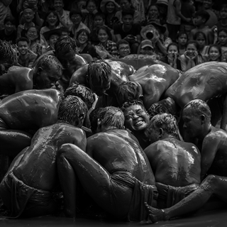 Lễ hội vật cầu bùn tại thôn Yên Viên, xã Vân Hà, huyện Việt Yên, tỉnh Bắc Giang là một lễ hội truyền thống độc đáo. Nó được diễn ra 2 năm 1 lần vào mùa xuân. Hình ảnh trên là hình ảnh của một cầu thủ nở nụ cười tươi khi các cầu thủ lao vào nhau để dành lại quả cầu